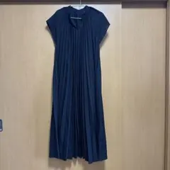 黒のプリーツワンピース フレンチスリーブ