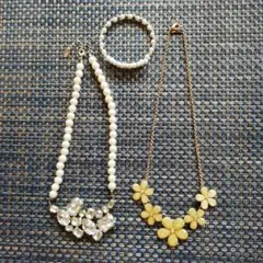 花モチーフネックレスセットとブレスレット