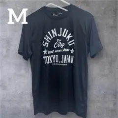 【美品】アンダーアーマー シンジュク カレッジ Tシャツ　《Mサイズ》のサムネイル