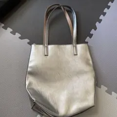 トート　メタリック　シルバー　バック　軽量