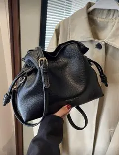 ブラック巾着型ショルダーバッグ