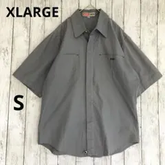 【XLARGE】エクストララージ　メンズ 半袖シャツ グレー Sロゴ刺繍シンプル