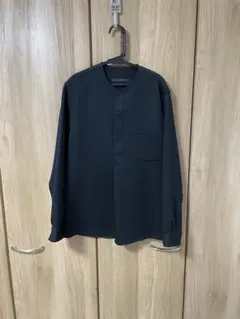 ITTY-BITTY ブラック ボタン付きシャツ