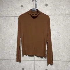 アミナコレクション　チャイハネ　　ブラウンタートルネック長袖Tシャツ