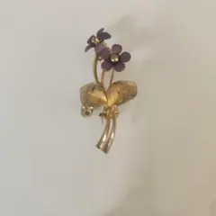 花のブローチ 紫色の花 金属製