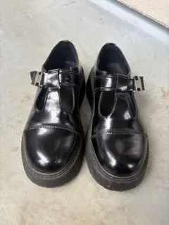 ブラックストラップ付き厚底ローファー