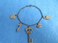 鍵、ハイヒール、バッグ、王冠のチャームのブレスレット