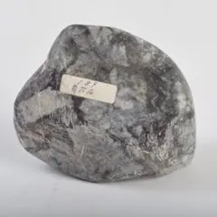 天然石　鑑賞石　梅花石　置物　重さ約2222g　V　R8610 天然石 鑑賞石 梅花石 置物 重さ約2222g V R8610 - メルカリ