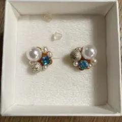 パールとブルークリスタルのスタッドピアス