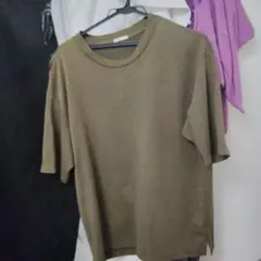 ブラウンの T シャツ