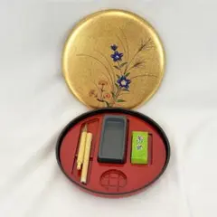 未使用 ミニ書道セット 丸硯箱 墨、硯、筆、水滴 金箔工芸品 桔梗
