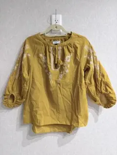 刺繍入りマスタード色五分袖ブラウス
