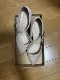 ルタロン　ホワイト ポインテッドトゥ ハイヒール