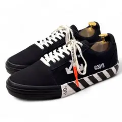 ブラック スニーカー