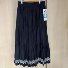 ふわっと揺れるティアード刺繍スカート　シューラルー　ブラック　黒　WORLD
