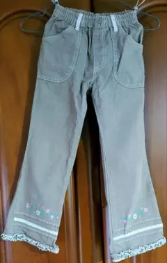 女の子　秋服　カーキ色フリル付きパンツ 120サイズ