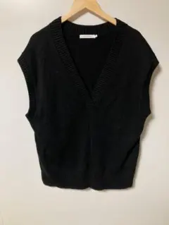 AMERICAN HOLIC 黒いVネックニットベスト