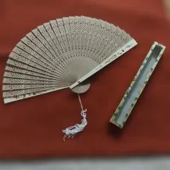 透かし彫り 木製扇子 タッセル付き 専用箱入り 中国製・透かし花 白檀