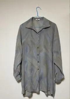 長袖グレー模様シャツ