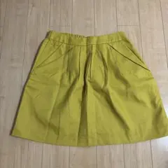 マスタード色のスカートのサムネイル
