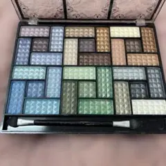 ドーリーエンジェル 30色アイシャドウパレット 新品未使用