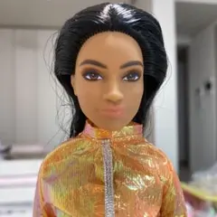 光沢のあるオレンジジャケット人形 本体