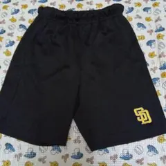 黒のロゴ付き半ズボン