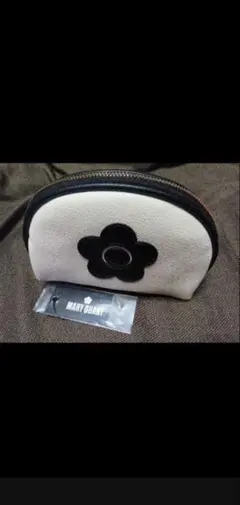 タグ付きMary Quant エナメルデイジーパッチ ラウンドポーチのサムネイル