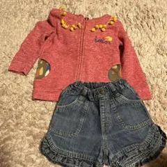 赤いフード付きトレーナーとデニムショートパンツセット