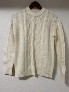 アイボリー ケーブルニットセーター