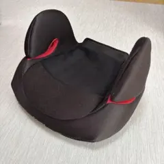 ジュニアシート 黒と赤のブースターシート