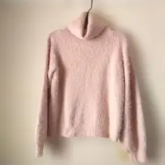 暖かフワフワのピンクタートルネックニット