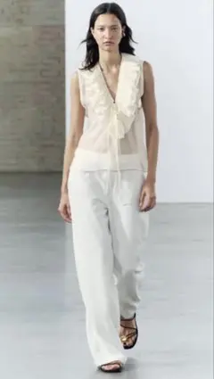 未使用ZARA ZW COLLECTIONフリルブラウス　XSエクリュ　ホワイト