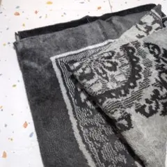 【期間限定特別価格】グレーとブラックの装飾ラグ　カーペット　186✕186