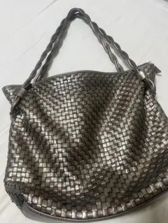 メタリックシルバー 編み込みレザー ハンドバッグ