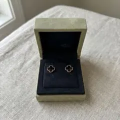 クローバーイヤリング ブラック×ゴールド 10mm モチーフ