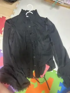 黒いフリル付き長袖ブラウス