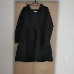 フード付き黒パーカー Aラインフリルデザイン