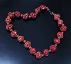 赤い革とビーズの ネックレス