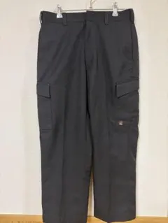 黒いカーゴパンツ サイドポケット付き