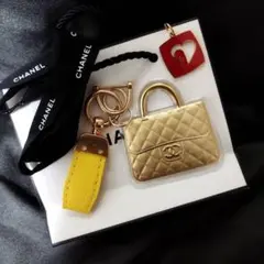 CHANELノベルティキルティングポーチとゴールドのバッグチャーム❣️ CHANEL シャネル バック型キーホルダー ゴールド ノベルティ - メルカリ