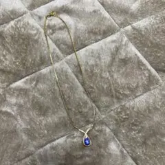 青いストーンのゴールドネックレス