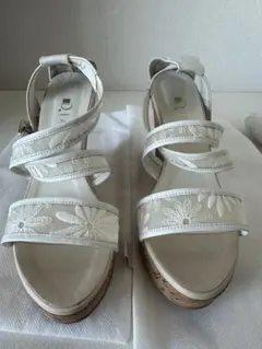 ダイアナ　ホワイト 花柄刺繍 ウェッジヒールサンダル