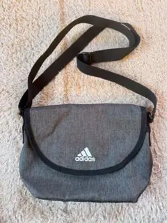 adidas ショルダーバッグ　グレー