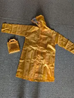【未使用に近い】レインコート　140㌢