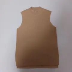 UNIQLO　ベージュ ノースリーブ トップス
