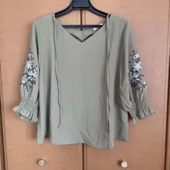 しまむら 花柄刺繍Vネックブラウス