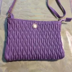 ポシェット、おしゃれな藤色で携帯電話と小銭が入るバッグです。