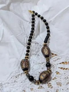 ヴィンテージ　装飾的な模様の黒と金のネックレス