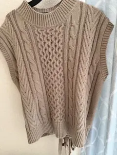 ベージュ ケーブル編み ニットベスト